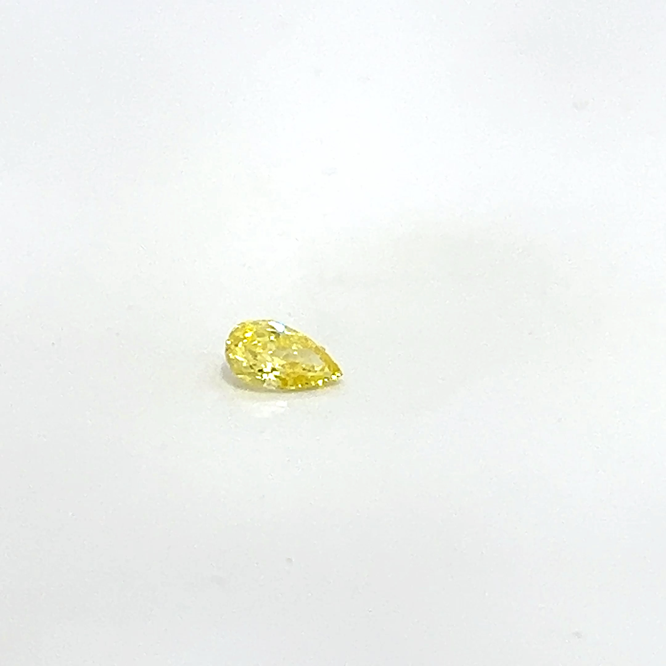Pear 0.38 FANCY VIVID YELLOW VS2 