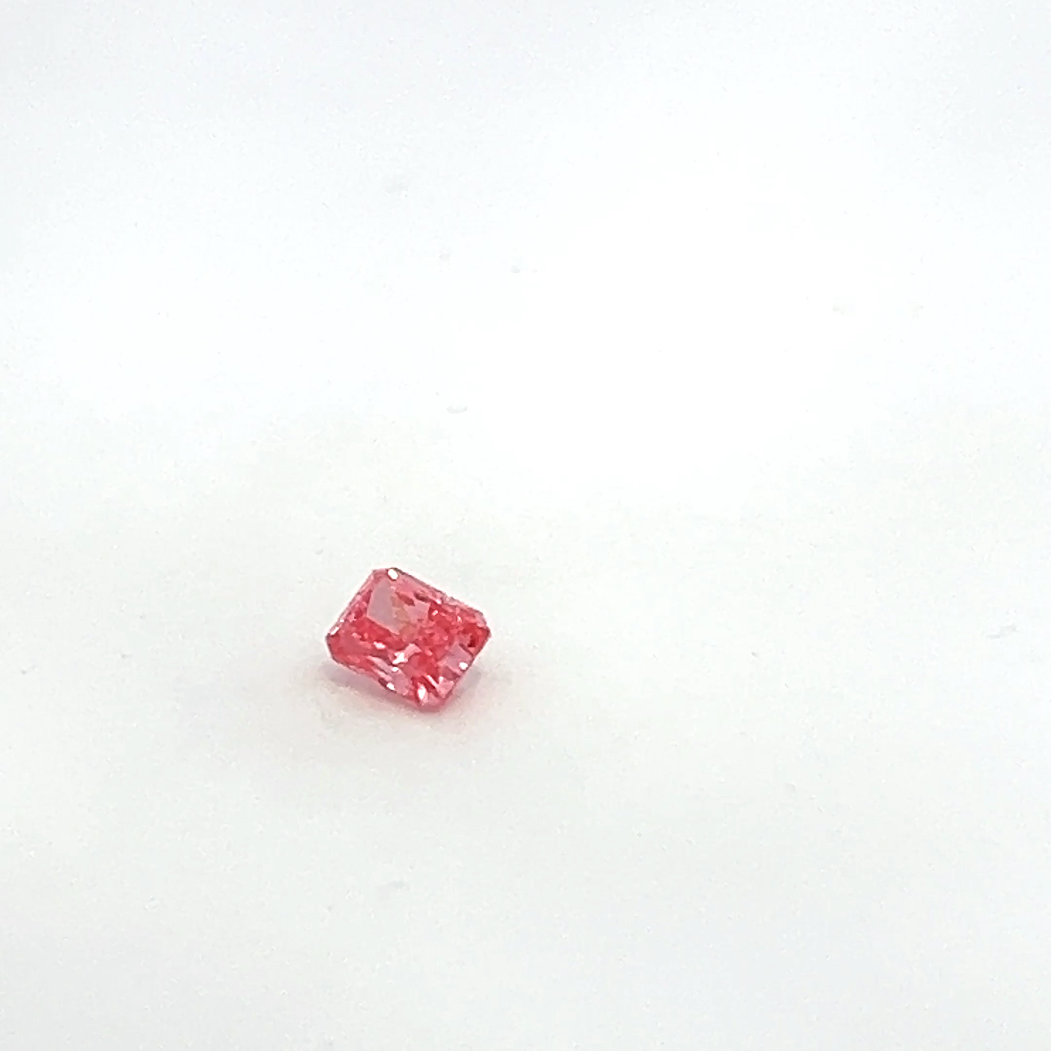 Radiant 0.56 FANCY VIVID PINK VVS2 STR